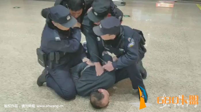 绩溪男子手掐民警脖子 醉酒撒泼打滚喊警察打人